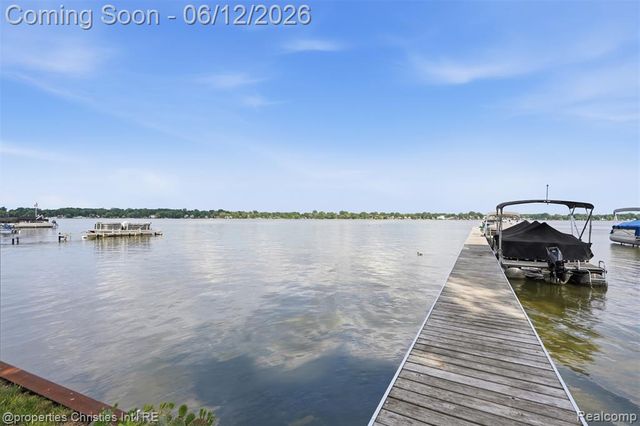 124 Rexton Street, Novi, MI 48377