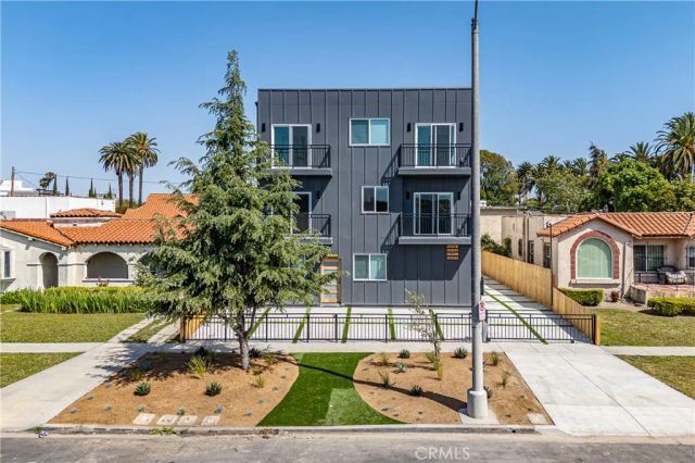 2010 S Dunsmuir, Los Angeles, CA 90016
