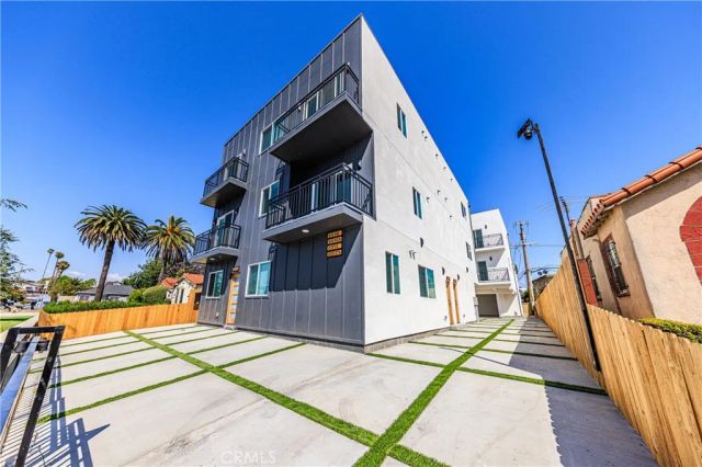2010 S Dunsmuir, Los Angeles, CA 90016