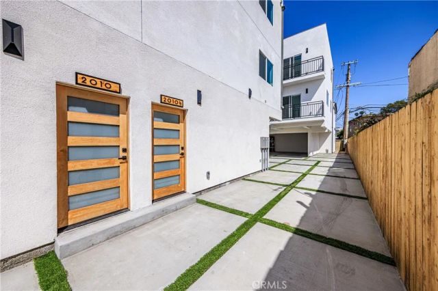 2010 S Dunsmuir, Los Angeles, CA 90016