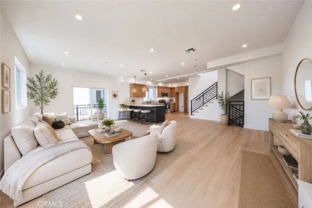 2010 S Dunsmuir, Los Angeles, CA 90016