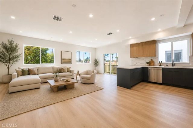 2010 S Dunsmuir, Los Angeles, CA 90016