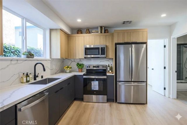 2010 S Dunsmuir, Los Angeles, CA 90016