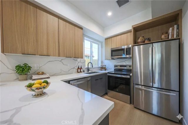 2010 S Dunsmuir, Los Angeles, CA 90016