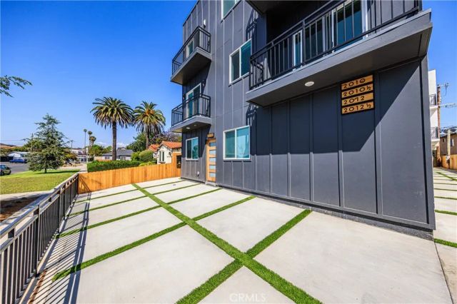 2010 S Dunsmuir, Los Angeles, CA 90016