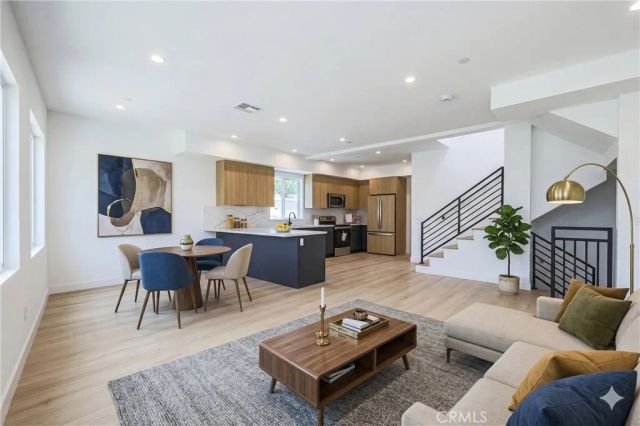 2010 S Dunsmuir, Los Angeles, CA 90016