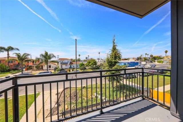2010 S Dunsmuir, Los Angeles, CA 90016