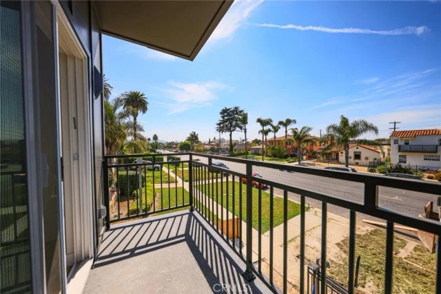 2010 S Dunsmuir, Los Angeles, CA 90016