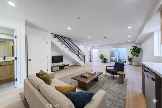 2010 S Dunsmuir, Los Angeles, CA 90016
