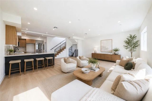 2010 S Dunsmuir, Los Angeles, CA 90016