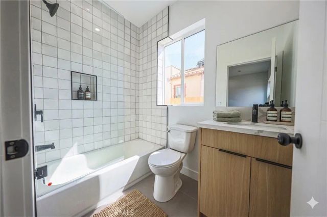2010 S Dunsmuir, Los Angeles, CA 90016