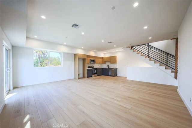 2010 S Dunsmuir, Los Angeles, CA 90016