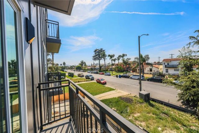 2010 S Dunsmuir, Los Angeles, CA 90016