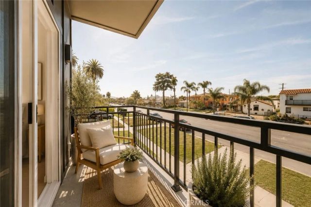 2010 S Dunsmuir, Los Angeles, CA 90016