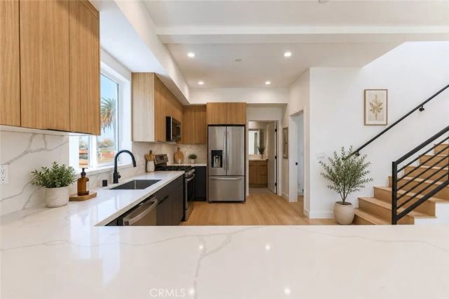 2010 S Dunsmuir, Los Angeles, CA 90016
