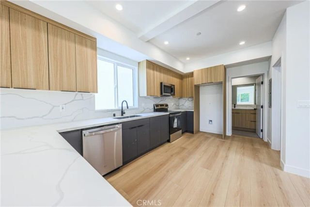 2010 S Dunsmuir, Los Angeles, CA 90016