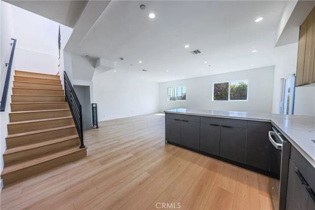 2010 S Dunsmuir, Los Angeles, CA 90016