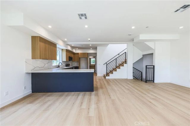 2010 S Dunsmuir, Los Angeles, CA 90016
