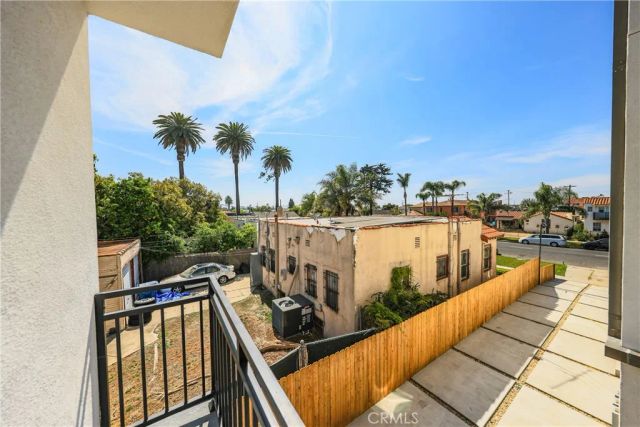 2010 S Dunsmuir, Los Angeles, CA 90016
