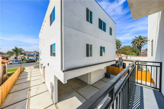 2010 S Dunsmuir, Los Angeles, CA 90016