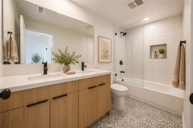 2010 S Dunsmuir, Los Angeles, CA 90016