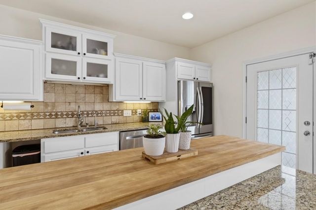 100 Little El Paso RD, Martindale, TX 78655