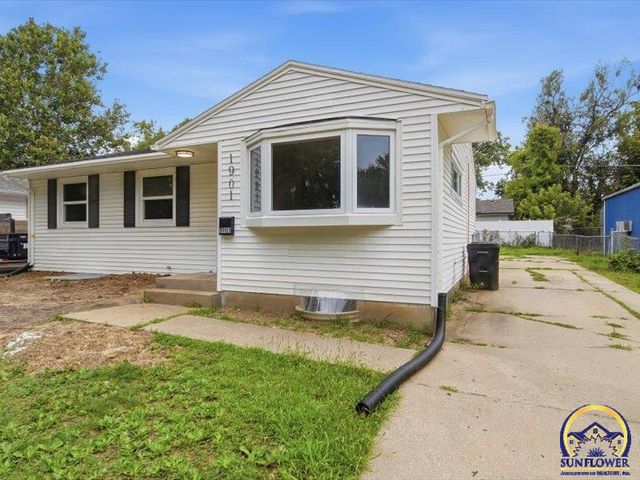 1901 SW Meadow LN, Topeka, KS 66604