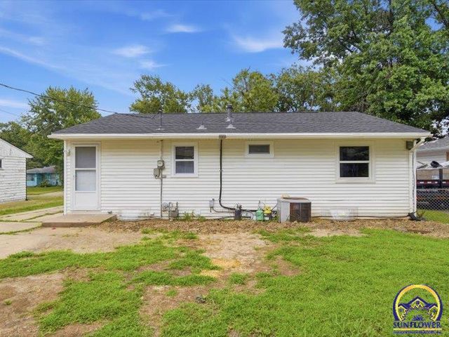 1901 SW Meadow LN, Topeka, KS 66604