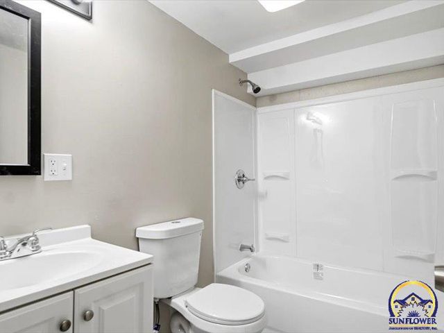 1901 SW Meadow LN, Topeka, KS 66604