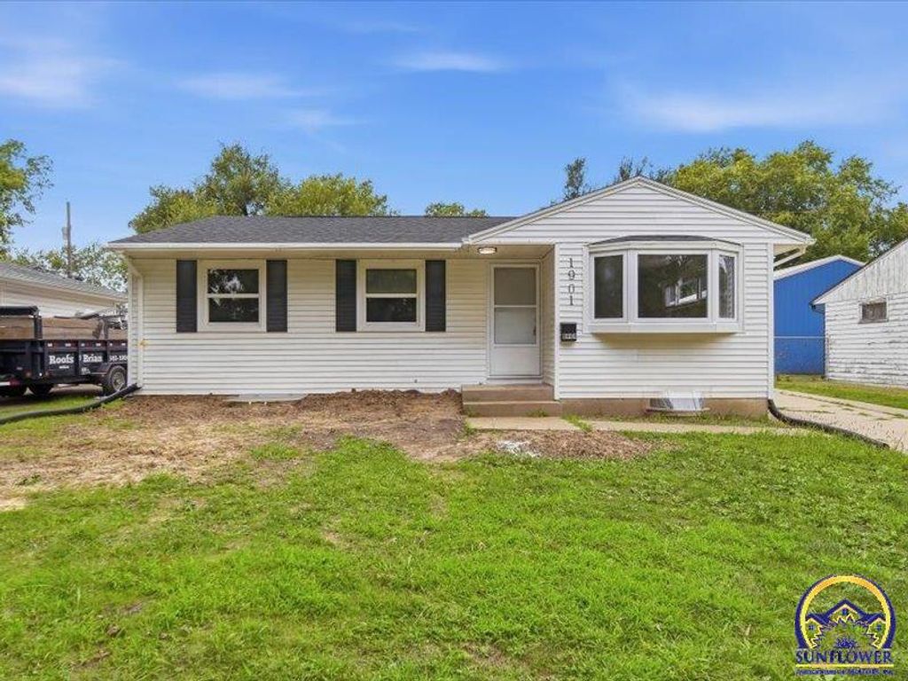 1901 SW Meadow LN, Topeka, KS 66604