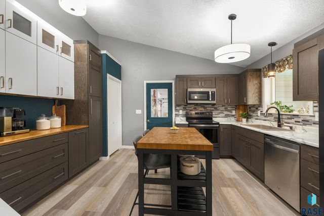 1600 S Hillview Rd Road, Sioux Falls, SD 57110