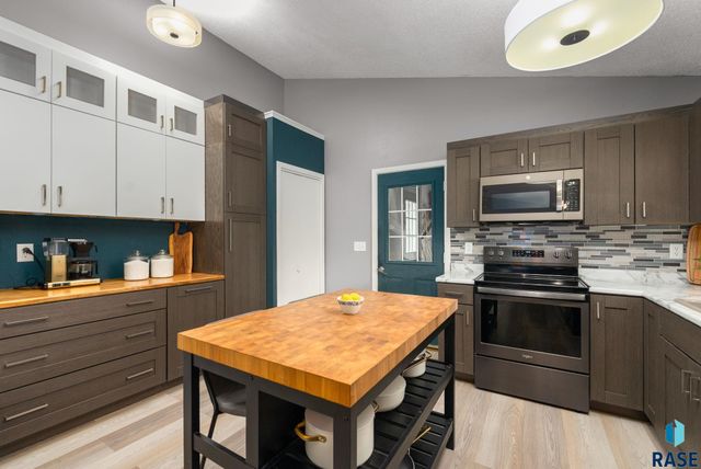 1600 S Hillview Rd Road, Sioux Falls, SD 57110