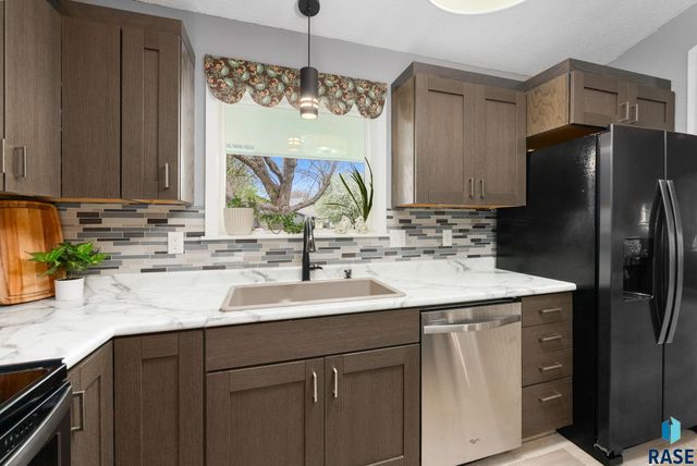 1600 S Hillview Rd Road, Sioux Falls, SD 57110