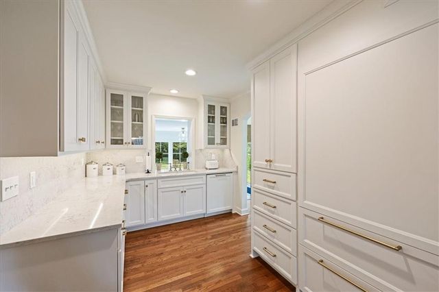 8020 Manor Road, Leawood, KS 66206