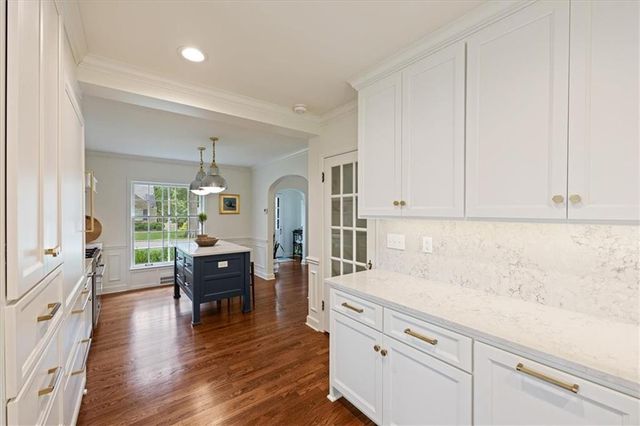 8020 Manor Road, Leawood, KS 66206