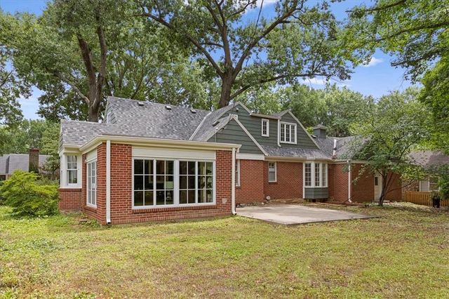 8020 Manor Road, Leawood, KS 66206