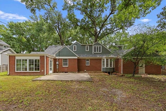 8020 Manor Road, Leawood, KS 66206