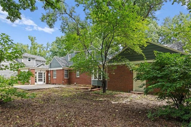 8020 Manor Road, Leawood, KS 66206
