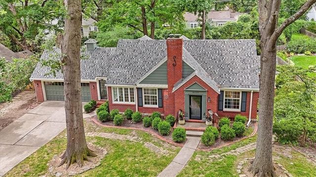 8020 Manor Road, Leawood, KS 66206