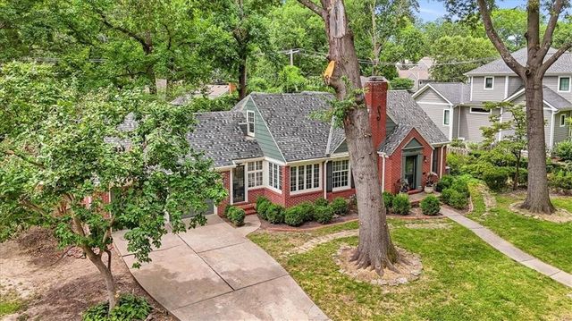 8020 Manor Road, Leawood, KS 66206