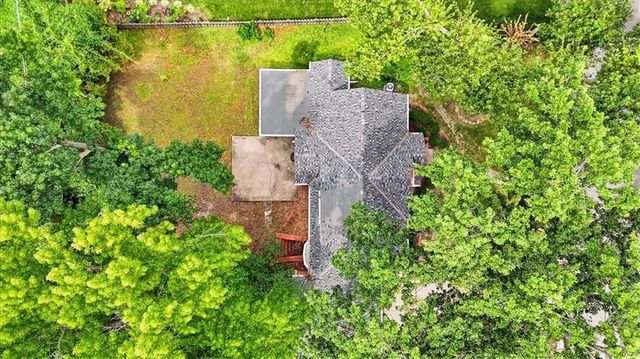 8020 Manor Road, Leawood, KS 66206