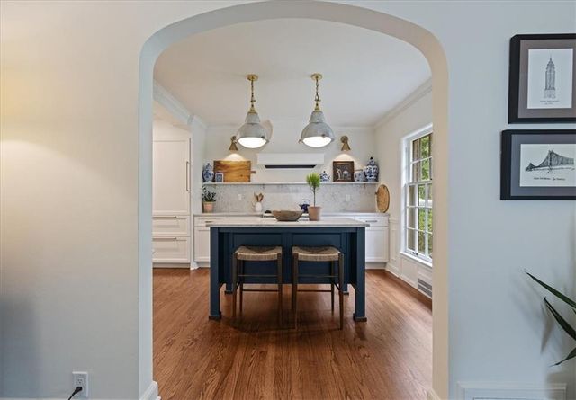 8020 Manor Road, Leawood, KS 66206