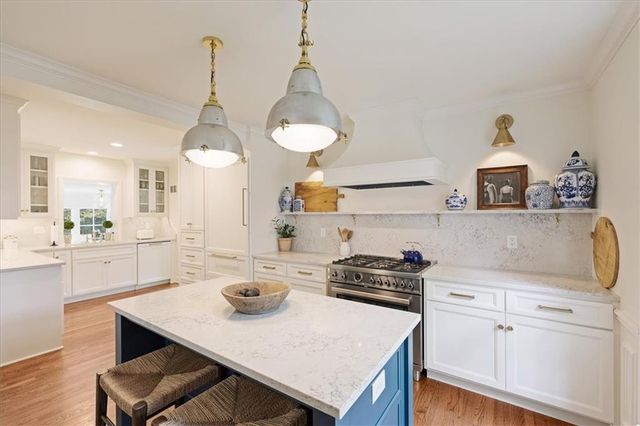 8020 Manor Road, Leawood, KS 66206
