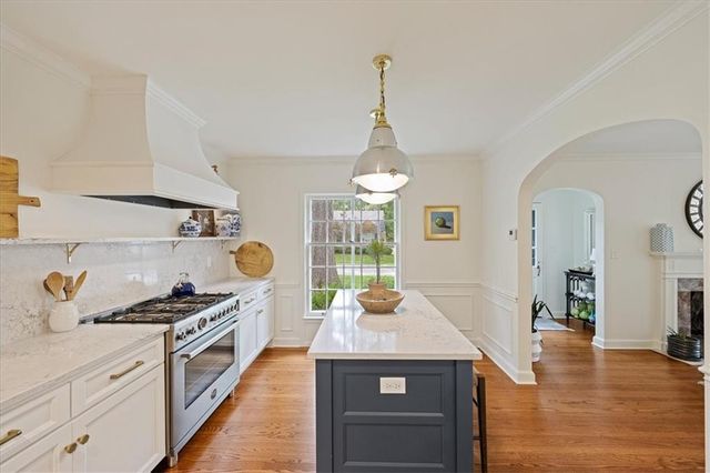 8020 Manor Road, Leawood, KS 66206