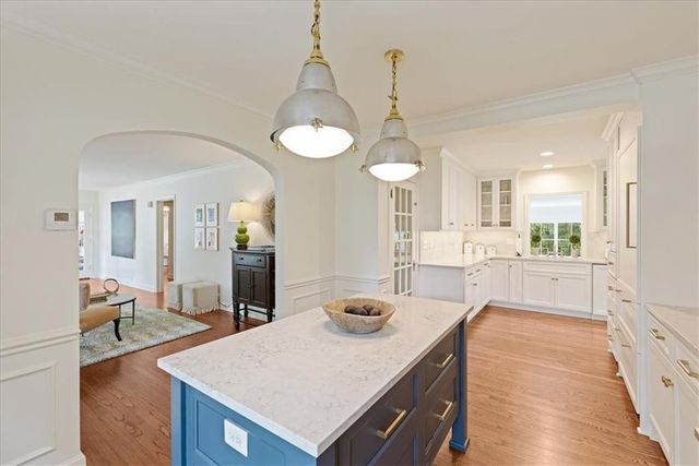 8020 Manor Road, Leawood, KS 66206