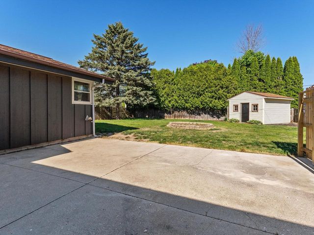 3919 Martin LANE, Two Rivers, WI 54241
