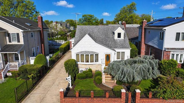 154 Scherer Boulevard, Franklin Square, NY 11010