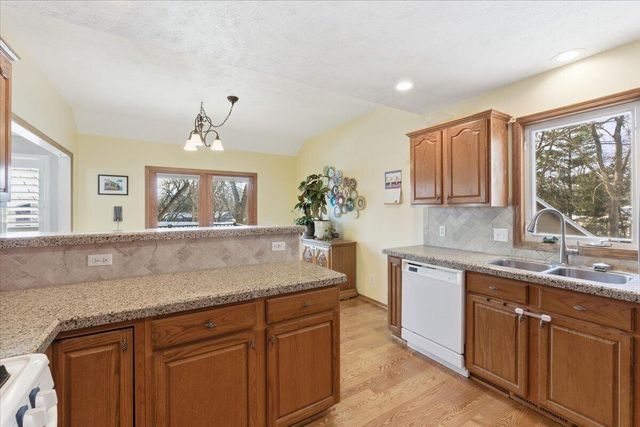 202 WOODBURY Circle, Council Bluffs, IA 51503