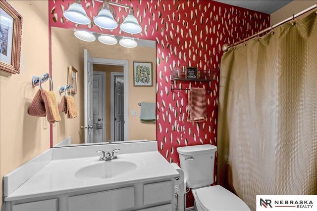 16021 Robin Drive, Omaha, NE 68136