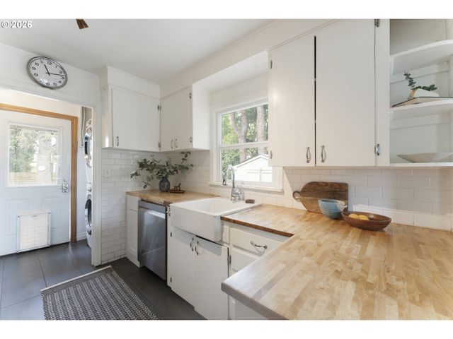 2343 Se 85TH Ave Se, Portland, OR 97216